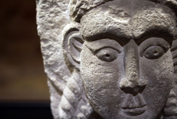 В Московском музее архитектуры на днях открылась выставка, посвященная всего одному памятнику средневековой русской архитектуры. Зато какому - Георгиевский собор Юрьева-Польского  - это последний по времени храм, сохранившийся от домонгольского периода. Это один из самых загадочных и в то же время привлекательных памятников нашего средневековья. Памятник, которому требуется внимание и реставрация.

Главная ценность выставки - возможность посмотреть на блоки белокаменной резьбы и скульптуры, которые хранит Юрьев-Польский музей, вблизи и в значительной части при хорошем контрастном освещении. Оценить характер пластики - например, плавное углубление фонов и нимбов, как будто "выталкивающих" крупные фигуры из плоскости, или, наоборот, отступающие, проседающие за ними, - но в любом случае результатом становится усиление объемности за счет рефлекса, а может быть даже намек на "отдаление" от фона.

На выставку приехали копии 1930-х и 1980-х годов - и первые выполнены блестяще, их даже не так просто отличить он настоящих камней.