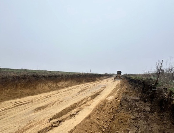 В Назрановском районе начался капремонт дороги «Долаково – Гайрбек-Юрт».

Дорога, которая долгие годы была гравийной и связывала сёла только через объездную трассу, наконец, получает современное покрытие.

Что делают:
Создают новое дорожное основание толщиной 60 см.
Установят 42 дорожных знака.
Смонтируют сигнальные столбики и 100 метров барьерного ограждения.
Нанесут дорожную разметку.

Финансирование и сроки:
Стоимость проекта — около 300 млн рублей в рамках региональной программы «Развитие автомобильных дорог Республики Ингушетия».
Завершение работ запланировано на 2027 год.