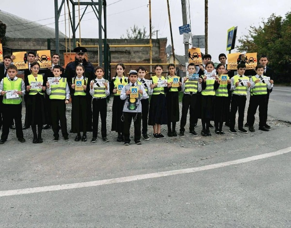 В Назрановском районе провели профилактическую акцию «Пристегнись!».

Сотрудники ОГИБДД ОМВД России совместно с учащимися СОШ № 1 с.п. Экажево организовали профилактическое мероприятие, посвящённое безопасности на дорогах.

В ходе мероприятия автоинспекторы останавливали автомобили, проводили разъяснительные беседы с водителями и пассажирами, обращая внимание на необходимость соблюдения правил перевозки детей и использования ремней безопасности всеми, кто находится в салоне.

Ребята из числа школьников активно поддержали акцию — они вручали листовки, напоминая участникам дорожного движения о правилах безопасности и последствиях их нарушения.

Подобные инициативы помогают формировать ответственное отношение к соблюдению ПДД и способствуют снижению числа дорожно-транспортных происшествий.