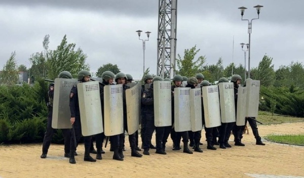 В Республиканском клиническом Перинатальном центре прошли учебно-тактические занятия по антитеррористической защищённости.

 Персонал центра совместно с сотрудниками ОМВД и ОВО по городу Назрани отработал порядок действий и меры по предотвращению угрозы безопасности при инсценированной попытке организовать массовые беспорядки на территории учреждения.

В мероприятии приняли участие около 50 человек. Подобные занятия позволяют проверить готовность персонала к действиям при возникновении угроз, отработать взаимодействие между ответственными службами и своевременное реагирование на нештатные ситуации.

Обеспечение безопасности пациентов, посетителей и сотрудников остаётся одним из приоритетных направлений работы Перинатального центра РИ.