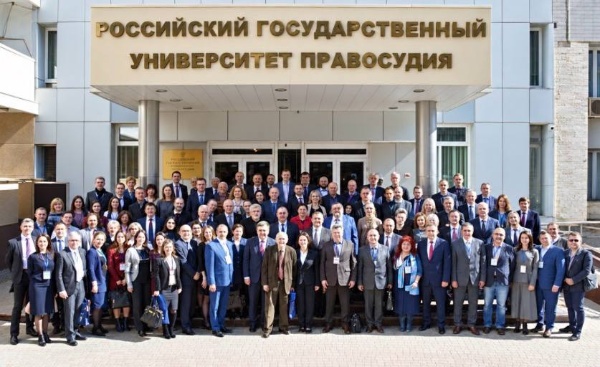 Профессор ИЮиИ ПГУ, доктор юридических наук Андрей Петрович Мазуренко принял участие во Всероссийской научно-практической конференции с международным участием «Судебное правоприменение: проблемы теории и практики», прошедшей в Российском государственном университете правосудия при Верховном Суде РФ в Москве.

Учёный представил доклад «Судебное правотворчество как способ преодоления пробельности законодательства в процессе отправления правосудия: вопросы теории» в рамках секции, посвящённой теории и истории права и государства.

Конференция объединила более 200 участников, в том числе представителей высших судебных органов России, Беларуси и Евразийского экономического союза, а также ведущих учёных-правоведов.

Участие в мероприятии способствовало обмену научным опытом и обсуждению актуальных вопросов развития юриспруденции и совершенствования судебной практики.
