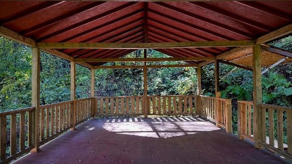 В самом сердце леса Армхи расположена наша площадка для занятий на открытом воздухе. Здесь занимаются пилатесом, стретчингом, йогой, body balance или любые другие функциональные тренировки без железа.

Это место создано для тех, кто ищет гармонию между движением и природой. Лес вокруг будто становится частью практики — успокаивает, наполняет, помогает сосредоточиться.