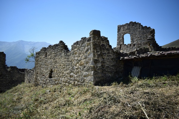 Сотрудники музея-заповедника провели мониторинг средневекового башенного комплекса «Мецхал». 

Мецхал — крупный башенный поселок замкового типа на отроге горы Мат-Лам, в 0.7 км северо-восточнее Фалхана. Поселок состоял из 2-х обособленных, но тесно взаимосвязанных, мощных башенных замковых комплексов Точиевых и Котиевых. 

В настоящее время, в ходе проведенного мониторинга по учету и фиксации объектов культурного наследия, а также оценки их технического состояния, сотрудниками было зафиксировано 19 жилых башен, 2 заградительные стены, 1 мечеть, 2 надгробных сооружения, 2 оборонительные стены, 1 полубоевая башня, 3 родника, 6 склепов, 40 стел, 4 хозяйственные постройки и 7 руин каменных построек. 

Все объекты комплекса находятся в неудовлетворительном состоянии, им требуются срочные противоаварийные и восстановительные работы. В целом на всех сооружениях наблюдаются глубокие сквозные трещины, подмыв оснований, вывал кладки камней. 

В результате проведенных полевых работ, на все ОКН комплекса составлены акты технического состояния, которые будут использованы в дальнейшей работе. 
