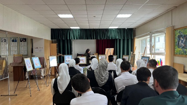 В актовом зале ГБУК «РЦКиИ» сотрудники ГБУ «Аргунский музей-заповедник» провели выставку-лекцию на тему: «Современные подходы к сохранению и восстановлению башенной архитектуры» в рамках программы «Культура для школьников», на которое были приглашены ученики СОШ г. Аргуна. 

Лектором выступила заведующий отделом использования и популяризации ОКН - Далхадова М. Л.      
  
Мероприятие было организовано для школьников чтобы познакомить их с культурой республики, на выставке были представлены башни до и после реставрации, каждая из которых имеет свою историю и предназначение.