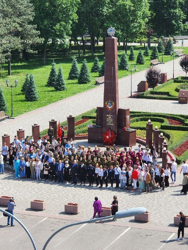 ЮИ ПГУ провел гражданско-патриотическую акцию «Мы этой памяти верны». В патриотической акции в парке Победы, возле мемориала погибшим воинам, приняли участие представили всех Институтов и Высших школ, депутаты Думы города Пятигорска, члены Общественной палаты города Пятигорска, общественных патриотических организаций. 

Всего в мероприятии приняло участие более 200 человек.  

Собравшиеся под сопровождение гимна РФ развернули огромную копию Знамени Победы, а затем танцевальные пары из студентов Юридического института ПГУ, одетые в стиле военных лет, вальсировали под аккомпанемент оркестра, как когда-то в далеком 1945-м, их деды и бабушки кружились в праздничном вальсе.  

Участники гражданско-патриотической акции танцевали победный вальс за себя и за тех, кому не суждено уже разделить радость Победы. 

Завершилась гражданско-патриотическая акция «Мы этой памяти верны» возложением огромного венка из хвои, с вплетёнными в него лентами и гвоздиками, а также все участники возложили цветы к памятнику погибших воинов в Великой Отечественной войне.