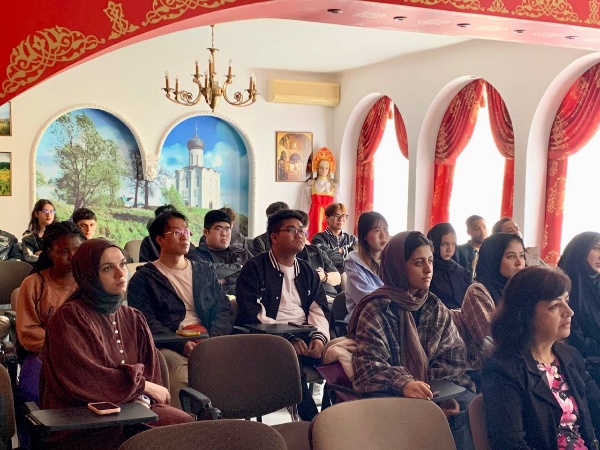 В Центре международного образования ПГУ прошла встреча с иностранными студентами, посвящённая вопросам безопасного проживания в России и соблюдению законодательства.

Эксперты рассказали о мерах противодействия экстремизму и терроризму, разъяснили основные положения антитеррористического законодательства и напомнили о важности взаимного уважения между представителями разных культур.

Такие встречи помогают студентам адаптироваться, понимать правила жизни в России и сохранять атмосферу доверия и толерантности.