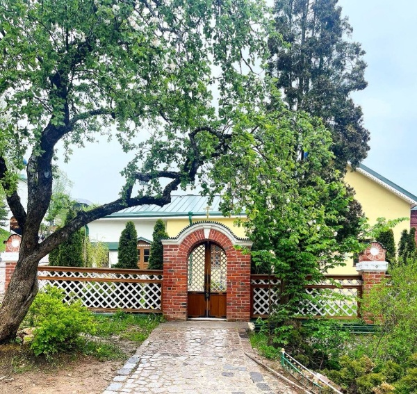 In the Pskov-Pechersk Monastery, restorers started work on the interiors of the Lazarevskaya Church under the ACM Group project. 

The two-story one-domed church was built between 1792 and 1800 under the rector Archimandrite Peter (Mozhaisky) for the monastery hospital. During the war of 1812 it served as a hospital. Later it housed an almshouse for elderly monks. In the 1880s a diocesan candle factory worked in the church.