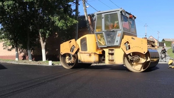 Major repairs have begun on Iski-Lorsa Street in Nazran.

Work has started on resurfacing a 900-meter section of the road. This project has been long awaited by residents, who have been requesting that the street be repaired for the past 10 years.

The street is home to Secondary School No. 14 and Kindergarten No. 11, as well as an important exit to the central thoroughfares—Oskanova, Magomed-Akhmed, and Zyazikova streets.

The new asphalt will improve comfort for drivers and pedestrians and provide additional safety, especially for children on their way to school.