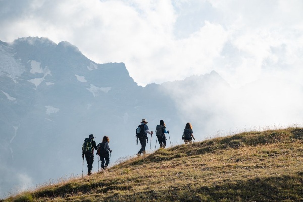 Календарь предстоящих мероприятий на «Эльбрусе».

25-29 марта — финальный этап главных соревнований по фрирайду, FWQ 3* (регистрация уже идёт!). Зрелищные трюки и изящные линии от самых опытных райдеров.

2-8 мая — Red Foх Elbrus Race: здесь соберутся адепты скайраннинга, ски-альпинизма и снегоступинга.

1-3 августа — фестиваль трейлраннинга Alpindustria Elbrus Race с ведущей дистанцией в 131 км, «кольцом» вокруг Эльбруса.

9-15 июня —фестиваль скалолазания «Скалы России».

Также проложены почти 70 км экотроп, в том числе 12 км новых маршрутов. Высокогорные откроются в июле, а те, что пониже, станут доступны раньше — уже в июне.

Летом благодаря леднику Гарабаши курорт остаётся тренировочной и образовательной базой: будут приняты курсы Национальной Лиги Инструкторов, а также приедут сборные России по горнолыжному спорту и фристайлу. Завершатся тренировки соревнованиями «Приз Эльбруса» среди подростков 12-15 лет — по слалом-гиганту на высоте 4100 метров.