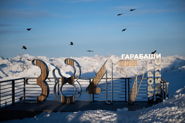 Правительство расширит поддержку развития туристической инфраструктуры на Северном Кавказе.

Об этом на заседании правительства заявил премьер-министр России Михаил Мишустин. Северный Кавказ - одно из популярных направлений для туризма. По поручению Президента ведется работа по привлечению бизнеса в реализацию проектов по созданию там всесезонных баз отдыха, горнолыжных курортов.

«Это поможет активнее развивать территорию, делать ее более привлекательной для инвесторов, чтобы создавать там десятки километров новых трасс, наращивать мощности гостиниц, кафе и ресторанов. Надо максимально задействовать уникальные преимущества всего Северного Кавказа - климат, природу, - чтобы формировать комфортные условия для разнообразного отдыха. Это привлечет путешественников не только из нашей страны, но и из-за рубежа», - отметил председатель Правительства РФ Михаил Мишустин.

Правительство утвердило условия концессии на создание туристической инфраструктуры на Северном Кавказе, по которым будут строиться и использоваться трассы, канатные дороги и другие горнолыжные объекты, а также приобретаться специализированная техника.

«Одна из главных задач государства - привлечь на территорию частные инвестиции, сделать ее привлекательной для вложений. Уже сегодня объем заявленных инвестиций в туристические ОЭЗ Северного Кавказа перевалил за 200 млрд рублей. Собственный портфель Кавказ.РФ составляет 220 инвестпроектов общей стоимостью 48 млрд рублей. Но мы находимся в постоянном поиске новых механизмов привлечения средств. Одним из них является концессия. Это ускорит развитие макрорегиона и позволит каждой из ОЭЗ стремиться к миллионному турпотоку и всесезонной загрузке», - говорит Андрей Юмшанов, генеральный директор Кавказ.РФ.

На эти цели в бюджете предусмотрено 4 млрд рублей в 2025 году, свыше 8 млрд рублей - в 2026-2027 годах.

Кавказ.РФ - единый институт развития Северного Кавказа. Под управлением Минэкономразвития РФ компания строит и развивает курорты, управляет ОЭЗ туристско-рекреационного типа, создает условия для развития бизнеса в регионе, формирует благоприятный инвестиционный климат. В Правительстве РФ СКФО курирует вице-премьер Александр Новак.