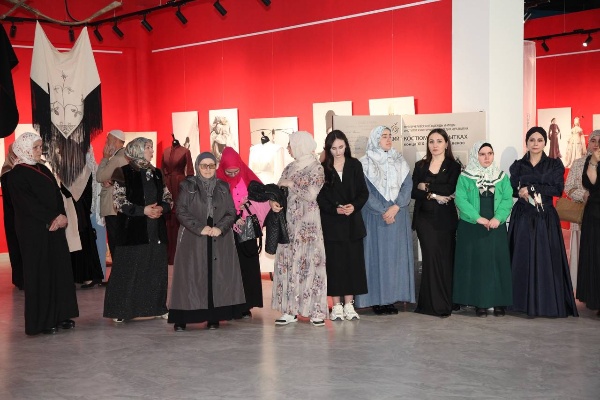 В Государственной выставочной галерее в Сунже открылась выставка «Сон у реки времени».

Экспозиция представлена работами художниц из Кабардино-Балкарии Мадины Саральп и Разият Газаевой.

В церемонии открытия приняли участие представители Министерства культуры и туризма Ингушетии, деятели искусства, писатели и руководители культурных учреждений.

В экспозиции представлены фотографические постеры, авторская роспись по ткани, стилизованные куклы и манекены в национальных костюмах, а также изделия из керамики и металла.

Посетить экспозицию можно до 10 мая. 