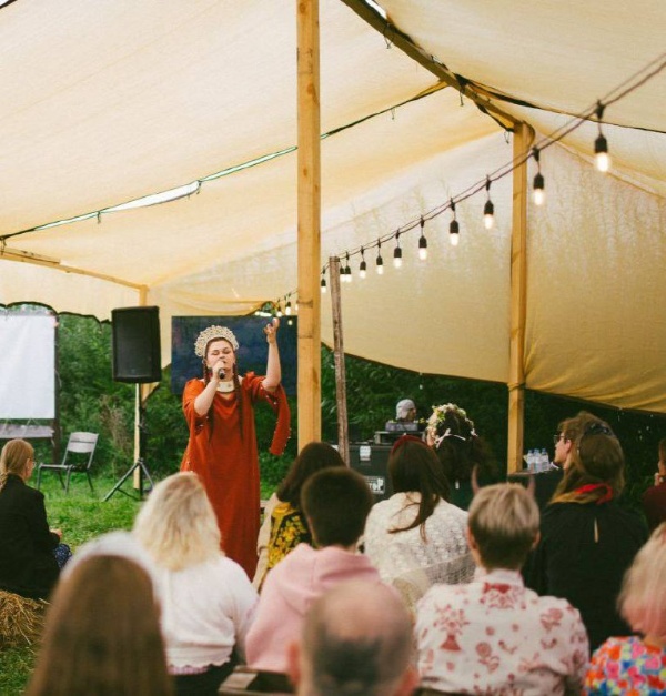 Доцент ПГУ Дарья Суховская выступила спикером на крупнейшем фольклорном фестивале России «Жатва» в Воронеже.

Фестиваль «Жатва» – масштабная культурная платформа, объединяющая исследователей, художников, музыкантов и мастеров народного творчества. Именно здесь формируется современная повестка в сфере сохранения нематериального культурного наследия и создаются новые смыслы для развития традиций.

В своей лекции Дарья Суховская представила научное осмысление символики и архетипики русских сказок и былин, показав, как сквозь образы и метафоры народного творчества передаются культурные коды и формируется национальная идентичность.

Участие Дарьи Суховской в «Жатве» – весомое подтверждение научного и культурного авторитета ПГУ, чьи преподаватели сегодня формируют интеллектуальную повестку не только на региональном, но и на всероссийском уровне.