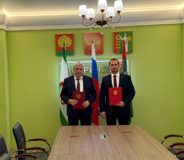 Сунженский район Ингушетии и Добринский район Липецкой области заключили соглашение о сотрудничестве

Глава Сунженского района Иса Татиев и глава Добринского района Александр Пасынков подписали соглашение, которое откроет новые возможности для деловых связей, обмена опытом и ресурсами. Это важный шаг к достижению общих целей и укреплению межрегиональных связей. 

В рамках визита глава Сунженского района также посетил мемориал Героя России Суламбека Осканова и возложил цветы в знак памяти и уважения. 

Иса Татиев выразил благодарность за теплый прием и подчеркнул важность межмуниципального сотрудничества для развития диалога, взаимопонимания и дружбы. 