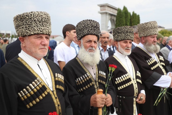 У Мемориала памяти и славы в Назрани прошла церемония возложения цветов, посвященная Дню солидарности в борьбе с терроризмом. 

Глава Ингушетии Махмуд-Али Калиматов вместе с представителями власти, силовых структур, общественных организаций и молодежи почтили память погибших минутой молчания и возложили цветы к Вечному огню. 

Особое внимание было уделено молодёжи. Кадеты Горского кадетского корпуса и юнармейцы встали в почётный караул, а волонтёры раздали памятки по профилактике терроризма. 