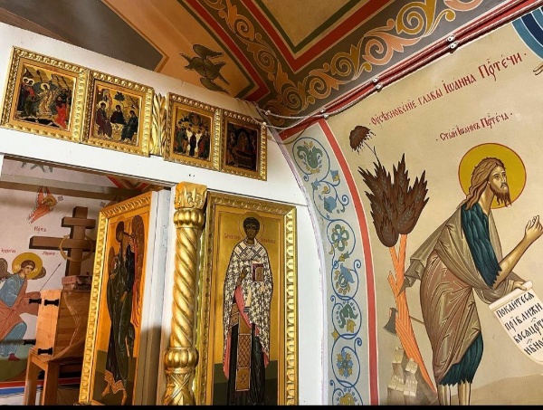 В Лазаревской церкви Псково-Печерского монастыря, отреставрированной по проекту "АСМ Групп" началась установка иконостаса. Церковь построена в 1792-1800 годах при настоятеле архимандрите Петре Можайском для монастырской больницы.