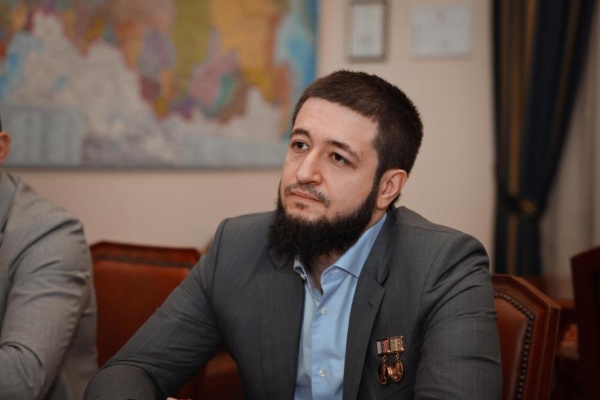 В Урус-Мартановской ЦРБ завершили капитальный ремонт.

Министр здравоохранения Чеченской Республики Адам Алханов с рабочим визитом посетил Центральную районную больницу Урус-Мартановского района, где ознакомился с результатами проведённых ремонтных и строительных работ.

В поликлинике был проведён капитальный ремонт с полной заменой инженерных коммуникаций. Отремонтированы отделение детской консультации, приёмное отделение, зона регистратуры и call-центр. Также построены два новых корпуса — здание женской консультации на 6 кабинетов и административный корпус на 7 кабинетов. Это позволило существенно улучшить условия работы медицинского персонала и решить проблему нехватки кабинетов.

В ходе осмотра министр пообщался с врачами и пациентами, которые выразили благодарность за проведённые преобразования и улучшение условий оказания медпомощи.
