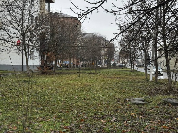 В Назрани появится новый сквер.

Улицу Московскую ждет преображение. Территорию благоустроят в 2026 году в рамках федерального проекта «Формирование комфортной городской среды».

Почему именно это место?
Это одна из центральных и оживленных улиц. Рядом — школа, детский сад, колледж и мечеть, а значит, сквер станет удобным местом отдыха для множества жителей.

Что уже делается?
Специалисты приступили к разработке дизайн-проекта. В ближайшее время его представят для общественного обсуждения.