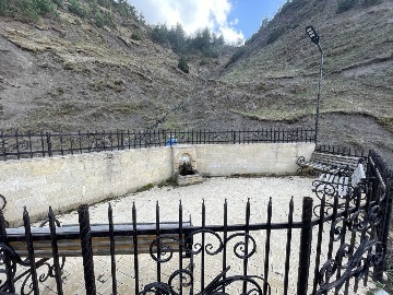 Родник у дороги в Гули