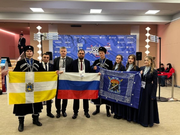 Студенты ПГУ приняли участие в открытии Года единства народов России в Москве.

В Москве, на площадке Национального центра «Россия», состоялся федеральный просветительский марафон «Россия – семья семей» Общества «Знание», давший официальный старт Году единства народов России. 

Ставропольский край на марафоне представили 10 студентов ПГУ. В составе делегации Северо-Кавказского федерального округа они стали частью большого федерального события, посвящённого укреплению межнационального согласия и общероссийской идентичности.

Ключевым моментом марафона стало участие Президента РФ В.В. Путина, который объявил Год единства народов России открытым и подчеркнул, что сила страны – в стремлении сохранить общую землю, культуру, традиции и ценности. 