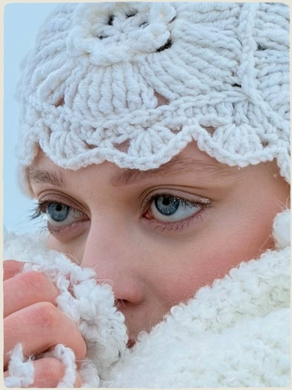 На Мамисоне прошёл первый мастер-класс «Мастерской медленной жизни» — съемка  концептуальной фотографии с Радой Садыговой. 

Собрались 20 участников из Владикавказа, Нальчика, Пятигорска, Грозного, Махачкалы и даже Санкт-Петербурга. 

У каждого был свой маршрут к горам и фотографии.
Татьяна из Петербурга приехала в свой день рождения — ради нового опыта. Гульшат с мужем: он кататься, а она выдохнуть. 

Среди участников — и профессиональные фотографы, и те, кто снимает только на телефон. Объединило одно — желание видеть и чувствовать больше.

«Перезагрузка, замедление и творческий заряд — всё случилось. Когда фотографируешь, ты будто вне времени», — делятся участники.

Мощный старт — и это только начало. Мастерские будут проходить каждую субботу: зины, наброски, литературные встречи — всё про внимание и процесс.