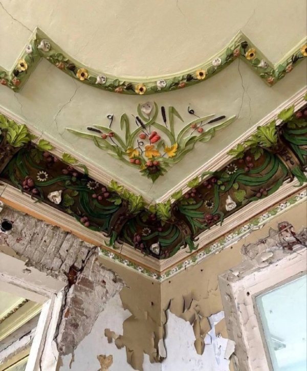 В Краснодаре начинаются работы по реставрации Дома купца Лихацкого, разбогатевшего в свое время на торговле строительными материалами. Это уникальное здание конца XIX - начала ХХ веков, объединяющее элементы кирпичной архитектуры и деревянного зодчества, сохранившее голландские печи и декоративное убранство интерьеров.
