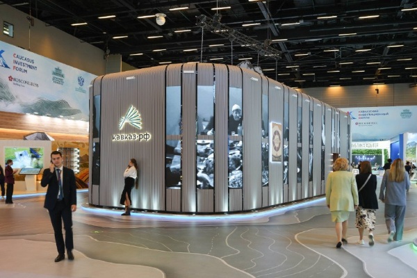 Мероприятия Кавказ.РФ на КИФ-2026.

28 апреля пройдет День молодых предпринимателей. В этот день на стенде Кавказ.РФ состоится презентация будущего предпринимательского интенсива от Росмолодежи, который пройдет осенью на горном курорте «Мамисон» в Сверной Осетии. Спикером от Кавказ.РФ выступит заместитель гендиректора Рустам Тапаев. 

Также на стенде пройдет презентация карьерного портала (совместный проект Кавказ.РФ и Хэдхантера), который помогает найти работу мечты на Северном Кавказе.

29 апреля запланированы ключевые мероприятия из цикла «государство - бизнес», включая сессию «Диалог с губернатором: вектор на Кавказ», где главы семи субъектов СКФО представят приоритетные социально-экономические проекты своего региона. 

Ha стенде Кавказ.РФ заместитель гендиректора по развитию
инфраструктуры Владимир Лапухин представит грядущие стройки компании. 

В этот же день состоится сессия, посвященная повышению эффективности управления особыми экономическими зонами (ОЭ3) с участием ключевых резидентов, например, компании «Сфера групп», которая осенью готовится выходить на стройку своих первых отелей Каспийского кластера.

30 апреля пройдет заседание Правительственной комиссии по вопросам развития СКФО и регионов в целом под председательством премьера РФ Михаила Мишустина. Гендиректор Кавказ.РФ Андрей Юмшанов — один из докладчиков. 

В финальный день форума состоится главная дискуссия по привлечению инвестиций на Северный Кавказ с участием замминистра Сергея Назарова и председателя юго-западного филиала Сбера Анатолия Песенникова.

Днем пройдут диалоги об импортозамещении на горных курортах и креативной экономике. Участники — Хиса Беккаев от Кавказ.РФ, Дмитрий Сидорович от «Руслет», Сергей Шунин от «Синара - городские машины и другие. Сессию будет модерировать
руководитель Ассоциации горнолыжных комплексов, территорий и сервиса Светлана Данилина.

На креативной дискуссии «Ремесленники или творцы» эксперты поговорят о тех проектах, которые сегодня меняют восприятие Северного Кавказа, работают с традицией и наследием, современным искусством. 

Приглашенные Кавказ.РФ спикеры: основатель канала «Новый русский культурный код» Александра Федорова, директор Художественного музея имени Туганова Галина Тебиева, глава Кубачинского художественного комбината Мурад Гаджияхьяев, лидер мнений Кермен Манджиева, директор центра «Платформа Нальчик» Оксана Шухостанова и другие. 

Обратную связь по проектам и формам господдержки креативных индустрий участникам даст Анастасия Золотухина, директор профильного департамента Минэкономразвития России.