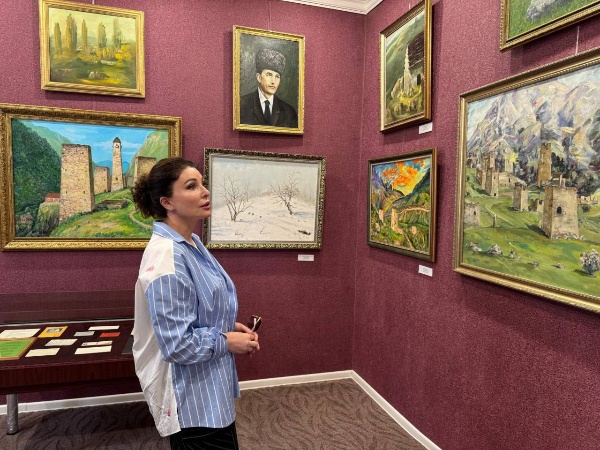 Министр культуры Ингушетии Залина Льянова посетила Дом-музей скульптора Мамилова в Джейрахе. 

В ходе визита она осмотрела фонды музея, насчитывающие более 500 экспонатов, и экспозиции, представленные сотрудником музея Ашат Хабриевой.

Залина Льянова отметила важность развития музея как одной из ключевых достопримечательностей горной Ингушетии, привлекательной для жителей и гостей региона. 

Она подчеркнула необходимость благоустройства прилегающей территории и расширения парковки для удобства посетителей, учитывая растущий туристический поток и интерес к истории и культуре Ингушетии. 