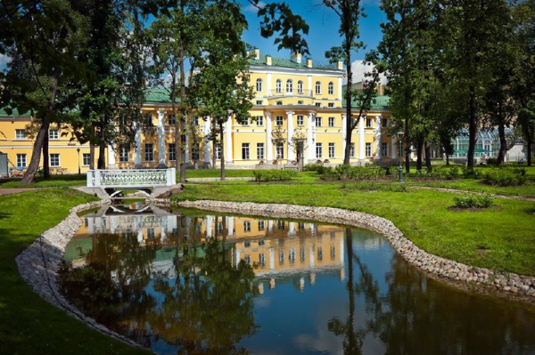 Сегодня День рождения Николая Александровича Львова (15 мая 1753 – 3 января 1804) – талантливого русского архитектора, последователя палладианства, одного из самых ярких и разносторонних представителей Русского Просвещения. 

Николай Александрович – один из эрудированных и остроумных людей своего времени. Он гармонично сочетал таланты графика, гравёра, историка, ботаника и садовода, поэта, драматурга, переводчика, музыканта. 

Занимался также археологией, химией, геологией, механикой, собирал народные песни, создал стихотворный перевод Анакреонтовых песен. Все науки изучал самостоятельно, по книгам. Так же самостоятельно осваивал рисунок, живопись, гравюру и архитектуру. 

Н.А.Львов оставил обширное творческое наследие, став автором множества знаковых объектов русской классической архитектуры в Санкт-Петербурге и его окрестностях, в Москве, на своей родине – в Торжке, и еще во многих других городах.

Приоратский замок, Храм Святой Троицы «Кулич и Пасха», Усадьба Державина, Церковь святого Ильи Пророка на Пороховых, здание Почтамта – это лишь очень небольшой список творений Николая Александровича Львова.

«АСМ Групп» тоже довелось коснуться наследия архитектора – при разработке проекта реставрации Приоратского парка в Гатчине.