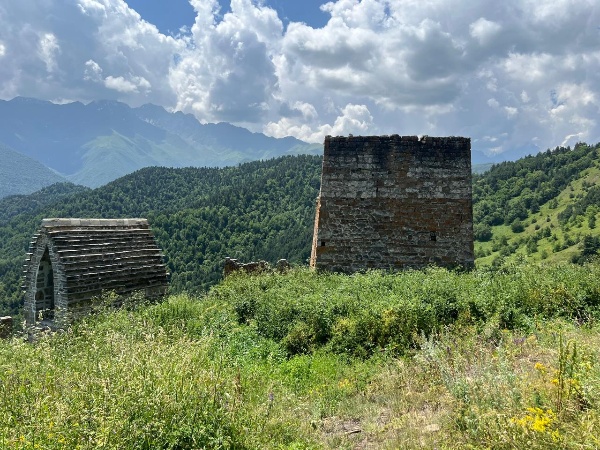 Сотрудники Джейрахско-Ассинского музея-заповедника провели мониторинг средневекового башенного комплекса «Кост».

Кост – башенный посёлок на отроге горы Цей-Лоам, южнее Карта. 

Согласно Приказам Управления культурного наследия Правительства РИ, комплекс включает в себя 52 выявленных ОКН, из них: полубоевая башня – 3, жилая башня – 13, склеп наземный – 5, склеп подземный – 16, склеп полуподземный – 4, руины каменных построек – 9, хозяйственная постройка – 2.

Полубоевые башни комплекса сохранили около 80 % от первоначального объема, имеются многочисленные трещины, крыши утрачены, основание выветрено ливневыми дождями.

Жилые башни сохранили от 40 до 90 % строительного объема, крыши утрачены. Стены некоторых жилых башен разрушены до основания, другие полуобвалены, а часть сохранилась на всю высоту.  Причина появления деформации-разрушение скального основания.

Склепы сохранили около 70-95 % строительного объема, хотя некоторые руинизированы и находятся в критическом состоянии.

По результатам проведенных полевых работ был собран обширный фотоматериал всех ОКН, составлены акты технического состояния, которые в дальнейшем будут использованы при проведении работ по их сохранению.