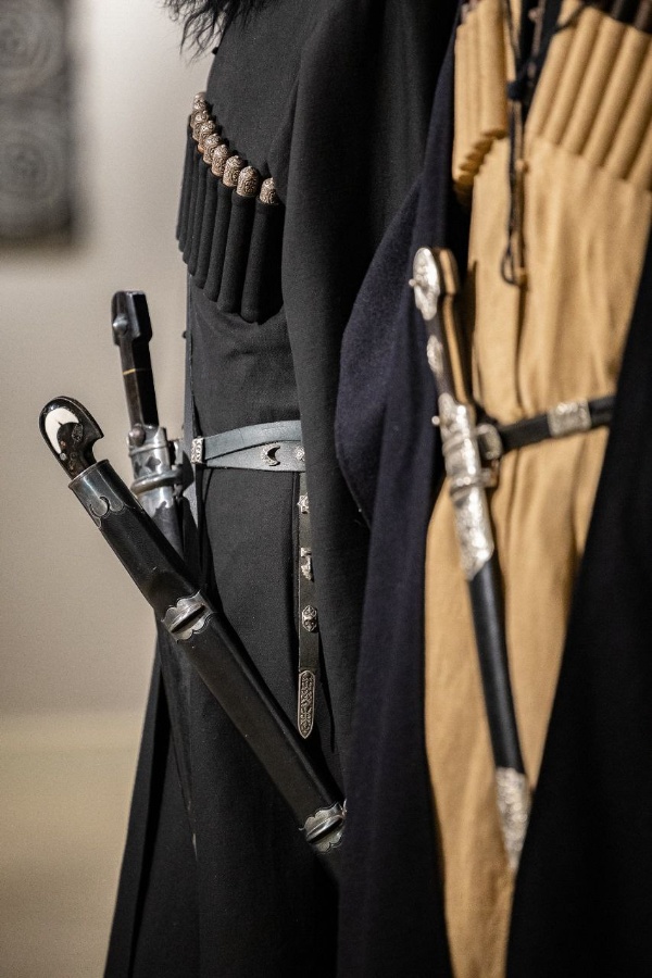 10 сентября 2025 года в Государственной галерее имени А. А. Кадырова прошла итоговая выставка-презентация масштабного культурного проекта «ВЕРТ».

Автором проекта выступила Зульфия Султановна Бакараева, директор ассоциации «Чечен Этно». В основу «ВЕРТ» легло фундаментальное исследование истории национального костюма, включающее работу с ведущими экспертами и детальную реконструкцию исторических образов.

В мероприятии приняли участие сотрудники ГБУ «Аргунский музей-заповедник». Директор музея выступил с текстом о значимости культурных проектов.

Проект «ВЕРТ» вносит значительный вклад в сохранение и популяризацию традиционной культуры, демонстрируя, как историческое наследие может органично существовать в современном культурном пространстве.