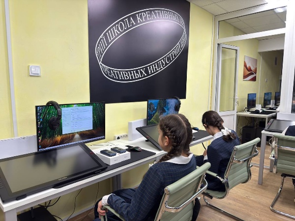 В Назрани открылась Школа креативных индустрий.

Теперь ещё больше подростков Ингушетии смогут раскрыть свой талант и освоить современные творческие профессии. В Гимназии № 1 г. Назрань распахнула свои двери Школа креативных индустрий.

В торжественной церемонии открытия приняли участие заместитель Председателя Правительства РИ Хаджибекир Муталиев, руководители министерств культуры и образования, депутаты Народного Собрания РИ и др.

Учебное заведение примет более 100 подростков в возрасте. Обучение рассчитано на ребят от 11 до 17 лет. Занятия будут проходить в шести студиях с современным оборудованием: звукорежиссура, 3D-моделирование, анимация, VR/AR-разработка, фото- и видеография, веб-дизайн и многое другое.

Программа рассчитана на 2 года.

Проект реализован в рамках федеральной инициативы «Придумано в России» при поддержке Минкультуры РФ.