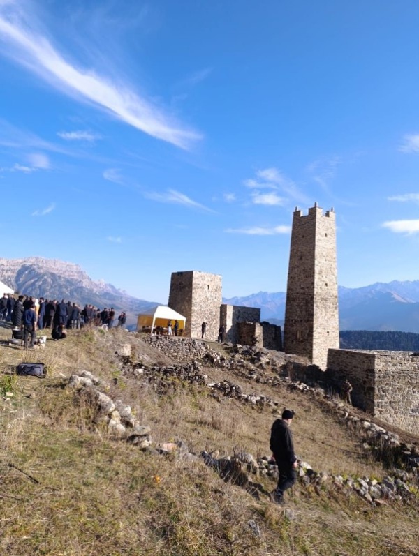 27 ноября 2025 г. руководитель Комитета Государственной охраны объектов культурного наследия Кодзоев Т. У. и и.о. директора ГКУ «Джейрахско-Ассинский музей-заповедник» Сампиев А.А. приняли участие в мероприятии по случаю завершения реставрационных работ башенного комплекса «Кели», в ходе которых был восстановлен исторический ансамбль, состоящий из одной боевой и четырех жилых башен.

Работы велись высококвалифицированными специалистами по проектно-сметной документации, утвержденной Правительством Республики Ингушетия при финансовой поддержке благотворительных фондов «САФМАР» и «Возрождение».

Ранее, в рамках плана работы по надзору за проведением реставрационных, консервационных и противоаварийных работ, направленных на сохранение историко-архитектурных объектов горной Ингушетии, руководители компетентных организаций совершали инспекционные обходы данного комплекса, по итогам которого нарушения не выявлялись – все работы велись в соответствии с установленными нормами и стандартами.  