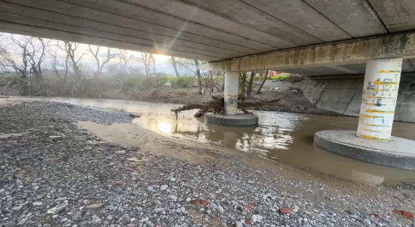 В Сунже ведутся работы по расчистке русла реки.

В рамках подготовки к паводкоопасному периоду специалисты проводят расчистку и расширение русла реки Сунжа для безопасного пропуска воды.

Ход работ проинспектировал мэр Аслан Умаров совместно с профильными службами.

Расчистка от поваленных деревьев, бытового мусора и наносов позволит снизить риски подтоплений в период обильных осадков.

Общая протяжённость участка составляет около 1210 метров. Работы ведутся на постоянной основе.