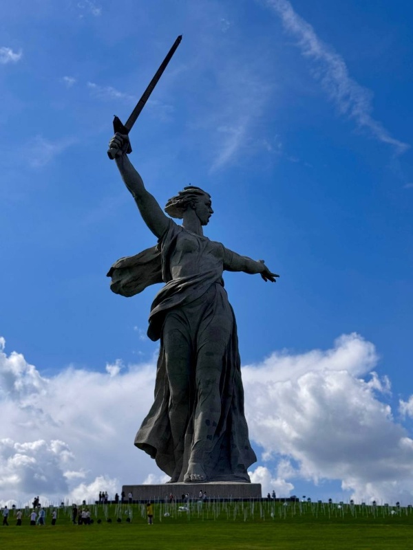 Команда Юридического Института ПГУ приняла участие во Всероссийском форуме в Волгограде.

Всероссийский Форум «Информационная и ценностная безопасность: защита исторической памяти о Великой Отечественной войне от фальсификаций» проходил на базе Волгоградского государственного университета ВолГУ, который радушно принял делегацию Юридического института.

Второй день для наших ребят выдался очень насыщенным: студенты погрузились в увлекательную интеллектуальную игру – Брейн-ринг, посвящённую «Дню славянской письменности и культуры», посетили Собор св. Александра Невского, затем собрались на Мамаевом кургане, чтобы почтить память воинов Сталинграда. Завершился день посещением музея-панорамы «Сталинградская битва».