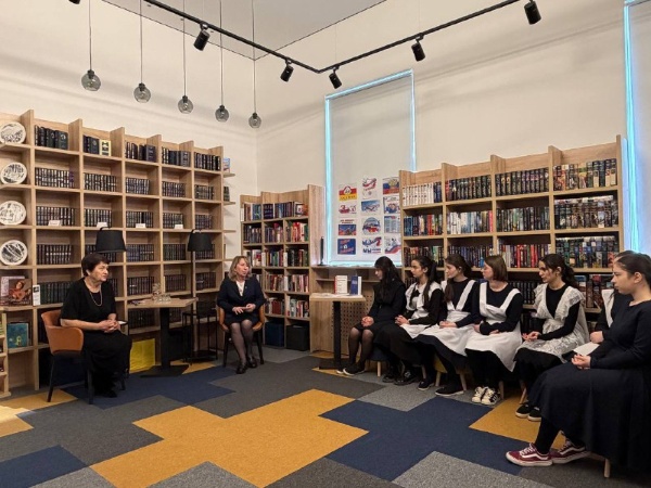 В Лескенской модельной библиотеке Ирафского района состоялось первое заседание Клуба молодых избирателей.

Модератором встречи выступила Алина Елеева, председатель ТМИК Ирафского района. А в диалоге с молодежью активно участвовала Эльвира Тускаева, председатель территориальной избирательной комиссии района.

Кульминацией встречи стал приезд Жанны Моргоевой, председателя Избирательной комиссии РСО-Алания. Она приехала, чтобы лично познакомиться с ребятами и поддержать их первый шаг в мир избирательного права.

Для юных избирателей провели викторину на знание избирательного права, а затем состоялось важное голосование. Члены клуба выбрали название — «Голос молодежи».

Завершающим аккордом первого заседания стала торжественная передача символа клуба. Им стал памятный кубок с названием и датой создания, который останется в библиотеке и будет переходить от актива к активу.
