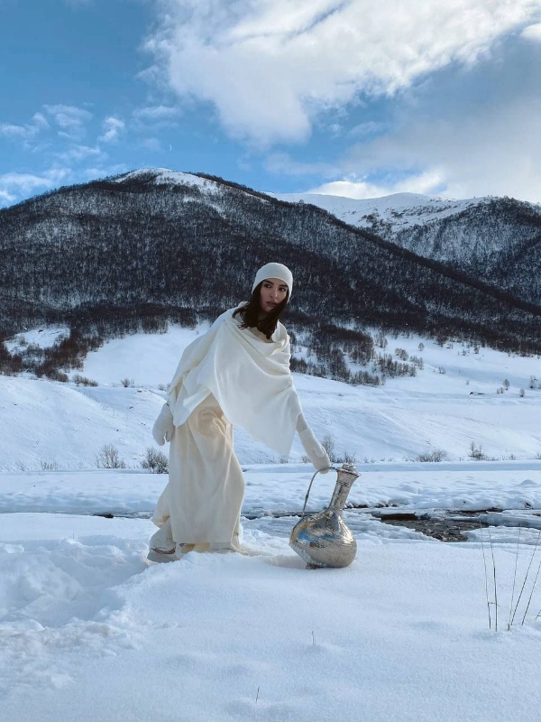 В Мамисоне открывается «Мастерская медленной жизни». 

Каждую субботу будет  создаваться пространство замедления, живого общения и сотворчества с мастерами — прямо среди гор. Первый мастер-класс уже 7 февраля .

Ведущая — Рада Садыгова — мастер портретной и арт-фотографии, известная своим уникальным подходом к композиции и свету. 
Она сотрудничала с Vogue и Harper’s Bazaar, а также создала наш первый фотопроект «Байрай, Мамисон!».

На мастер-классе участники создадут концептуальные кадры под кураторством Рады. Главные помощники — профессиональная модель и самые видовые локации курорта. Снимать можно на камеру или телефон.