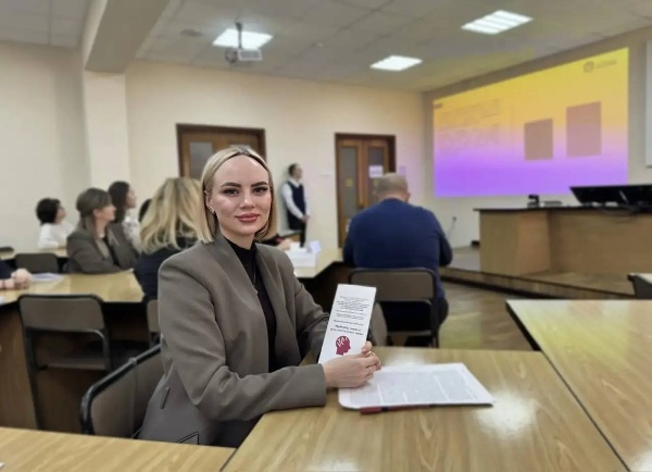 Состоялось заседание межвузовского круглого стола по теме «Проблемы защиты интеллектуальных прав».

Мероприятие объединило представителей ведущих юридических центров региона для анализа правовых вызовов в условиях цифровой трансформации.

Участники погрузились в детальное изучение как классических, так и новаторских граней интеллектуального права. В центре дискуссии оказались вопросы совершенствования Гражданского кодекса, тонкости защиты товарных знаков и правовые дилеммы будущего. 

Конструктивный диалог экспертов и молодых исследователей позволил определить приоритетные направления научной деятельности на 2026 год.