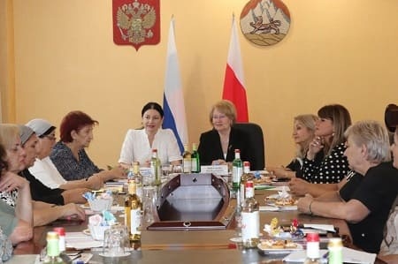 В Пригородном районе состоялся круглый стол с участием женщин осетинской и ингушской национальностей, посвященный укреплению межнационального мира и согласия, особенно среди молодежи. Инициатором встречи выступили общественные организации республики.

Участники совещания подчеркнули особую важность поддержания стабильности и взаимопонимания между народами, проживающими в районе. Они отметили недопустимость перехода бытовых конфликтов в межнациональную плоскость и призвали к активному проведению профилактических мероприятий с молодежью, направленных на укрепление дружбы и согласия.

С целью вовлечения молодых людей в процесс укрепления межнациональных связей, было предложено активнее привлекать их к участию в совместных социально значимых проектах, реализуемых на территории Пригородного района. Также подчеркнута важность использования методов народной дипломатии в урегулировании возникающих бытовых конфликтов.