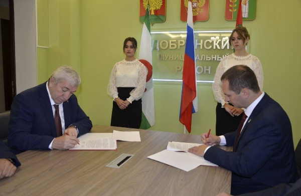 Сунженский район Ингушетии и Добринский район Липецкой области заключили соглашение о сотрудничестве

Глава Сунженского района Иса Татиев и глава Добринского района Александр Пасынков подписали соглашение, которое откроет новые возможности для деловых связей, обмена опытом и ресурсами. Это важный шаг к достижению общих целей и укреплению межрегиональных связей. 

В рамках визита глава Сунженского района также посетил мемориал Героя России Суламбека Осканова и возложил цветы в знак памяти и уважения. 

Иса Татиев выразил благодарность за теплый прием и подчеркнул важность межмуниципального сотрудничества для развития диалога, взаимопонимания и дружбы. 