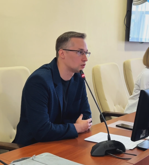 В Институте международных отношений Пятигорского государственного университета прошла встреча студентов и сотрудников с Антоном Михайловичем Шитиковым — руководителем дипломатической редакции РИА Новости.

Антон Шитиков поделился опытом работы корреспондента на крупных мероприятиях, подчеркнув роль профессиональной подготовки журналиста и его способности мгновенно реагировать на любые изменения. "Идти на мероприятие без вопросов нельзя — это железное правило!" — отметил Антон Михайлович.

Особые акценты Антон Михайлович расставил на участие будущих журналистов в стажировках и форумах. По его словам, они помогают не только получить ценный опыт, но и сформировать портфолио, необходимое для профессионального роста.

Вопросы студентов касались работы информационных агентств, конкуренции за скорость и эксклюзивы, а также взаимодействия с иностранными СМИ. В ответах спикер подчеркнул, что в современном медиапространстве ключевыми качествами журналиста становятся оперативность, внимательность и способность находить нестандартные творческие решения — все эти качества в совокупности отражают его профессионализм.

В завершение встречи он посоветовал студентам как можно раньше выбирать регион специализации, быть в этой повестке, использовать разные источники информации и обязательно пробовать себя в проектах и стажировках.