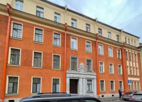 Автомобильный гараж и жилой дом фирмы Крюммеля на Большой Посадской улице, 12, Дивенской улице 9/3 в Петербурге признаны региональным памятником.

Здания были возведены в 1913-1914 годах акционерным обществом "Бодо Эгенсторф и Ко". Проектные чертежи подписаны студентом Института гражданских инженеров А.В.Болотниковым.

Гараж автомобильной фирмы Карла-Людвига Крюммеля являлся для России начала ХХ века уникальным примером сооружения, специально предназначенного для хранения, стоянки, ремонта и обслуживания автомобилей. Фасад жилого дома выполнен в стилистике классицизирующего модерна, нетипичной для Петербурга архитектуры. 

По материалам КГИОП СПб.