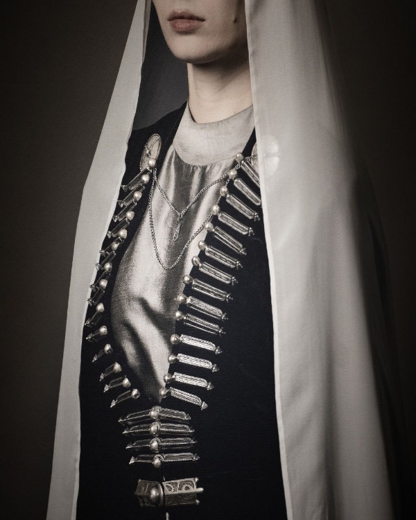 10 сентября 2025 года в Государственной галерее имени А. А. Кадырова прошла итоговая выставка-презентация масштабного культурного проекта «ВЕРТ».

Автором проекта выступила Зульфия Султановна Бакараева, директор ассоциации «Чечен Этно». В основу «ВЕРТ» легло фундаментальное исследование истории национального костюма, включающее работу с ведущими экспертами и детальную реконструкцию исторических образов.

В мероприятии приняли участие сотрудники ГБУ «Аргунский музей-заповедник». Директор музея выступил с текстом о значимости культурных проектов.

Проект «ВЕРТ» вносит значительный вклад в сохранение и популяризацию традиционной культуры, демонстрируя, как историческое наследие может органично существовать в современном культурном пространстве.