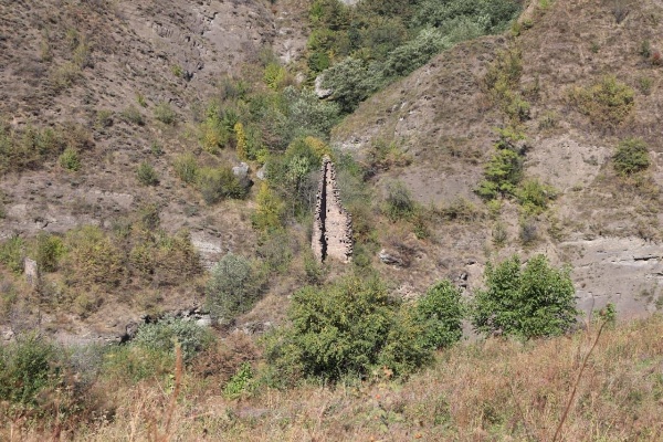 Экспертная справка.

Башня боевая  № 2 Итум-Калинский район 13-16 вв.

Бугаройская боевая башня расположена на горном склоне, на восточной окраине села Бугарой, вдоль реки Зумсой-ахк.
Когда-то она служила сторожевой-сигнальной башней, обеспечивая визуальную связь с соседними селениями и контролируя долину.

Сегодня башня частично разрушена сохранился лишь северо-западный угол каменной кладки.

Несмотря на это, сооружение органически вписывается в окружающий пейзаж и остается интересным объектом для туристов, любителей истории и пеших маршрутов.