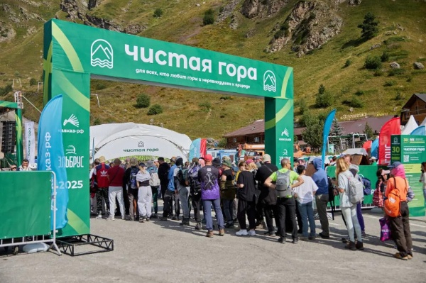 Свыше 3700 волонтеров, из них более 500 детей, приняли участие в ежегодном фестивале экологического туризма «Чистая гора» на курорте «Эльбрус». В этом году на склонах Эльбруса было собрано 14 тонн мусора. 

Высокогорный субботник прошёл в восьмой раз. Организатор экофестиваля — институт развития Кавказ.РФ при поддержке Правительство Кабардино-Балкарской Республики. 

Волонтеры в сопровождении опытных инструкторов и спасателей курорта очистили шесть участков. 

Фестиваль «Чистая гора» собирает волонтеров, неравнодушных к вопросам экологии, сохранения природы, осознанного образа жизни, безотходного потребления, и помогает формировать культуру отдыха и ответственного отношения к окружающей среде. Из разовой инициативы фестиваль перерос в большой праздник, в который вовлечены несколько поколений семей. 