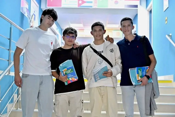 В Центр международного образования ПГУ прибыли новые студенты из Колумбии, которые начнут изучать русский язык как иностранный.

В первые дни ребята познакомились с университетской средой, побывали на обзорной экскурсии по Пятигорску и оценили современные аудитории и лаборатории. Им представили факультеты и ключевые образовательные направления – от лингвистики и международных отношений до экономики, юриспруденции и IT, а также рассказали об истории вуза, возможностях поступления и перспективах академического и профессионального развития. Отдельное внимание уделили международной деятельности университета и программам для иностранных обучающихся.

Приезд студентов стал ещё одним шагом в развитии международного сотрудничества и укреплении культурного обмена.