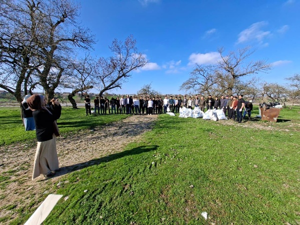 Сунженский район присоединился к республиканскому субботнику.

По поручению главы района Исы Татиева, работники администрации района совместно с администрацией сельского поселения Нестеровское, подведомственными учреждениями и местными жителями провели субботник у берегов реки Асса. 

Данное мероприятие проходит в рамках республиканского месячника, объявленного главой Республики Ингушетия Калиматовым М.М. 

В ходе субботника участники активно убирали мусор и очищали берега от различных отходов, что значительно улучшило экологическую обстановку на данной территории. 

Отдельно стоит отметить, что работники подведомственных учреждений также организовали субботники на прилегающих к своим учреждениям территориях, тем самым способствуя созданию комфортной и ухоженной среды для жителей.