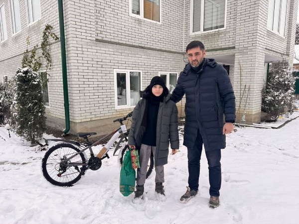 Глава Джейрахского района Ахмед Льянов принял участие в ежегодной благотворительной акции «Ёлка желаний», реализовав желание Абу-Бакра, 12-летнего жителя села Сагопши из многодетной и малообеспеченной семьи. 

Мальчик мечтал о скоростном велосипеде, который он сегодня получил от главы Джейрахского района

Стремление поддерживать население и заботиться о благополучии семей становится важной частью социальной ответственности местной власти, укрепляя доверие населения и создавая атмосферу заботы и взаимопонимания накануне праздничных торжеств.