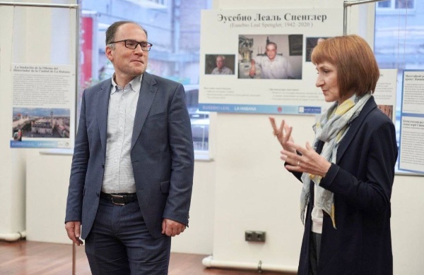 В выставочном зале Архитектурного факультета СПбГАСУ до 16 ноября открылась обновленная выставка "Историческое наследие Кубы глазами современных студентов и профессионалов".

Помимо ранее представленных материалов о деятельности знаменитого кубинского историка и реставратора Эусебио Леаля Спенглера  в экспозицию вошли графические работы, созданные студентами СПбГАСУ.

Выставка стала одним из первых шагов по реализации Меморандума между КГИОП и Национальным советом по культурному наследию Республики Куба в рамках Дней Санкт-Петербурга, проходивших на Кубе.

Фото - КГИОП СПб.