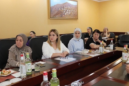 В Пригородном районе состоялся круглый стол с участием женщин осетинской и ингушской национальностей, посвященный укреплению межнационального мира и согласия, особенно среди молодежи. Инициатором встречи выступили общественные организации республики.

Участники совещания подчеркнули особую важность поддержания стабильности и взаимопонимания между народами, проживающими в районе. Они отметили недопустимость перехода бытовых конфликтов в межнациональную плоскость и призвали к активному проведению профилактических мероприятий с молодежью, направленных на укрепление дружбы и согласия.

С целью вовлечения молодых людей в процесс укрепления межнациональных связей, было предложено активнее привлекать их к участию в совместных социально значимых проектах, реализуемых на территории Пригородного района. Также подчеркнута важность использования методов народной дипломатии в урегулировании возникающих бытовых конфликтов.