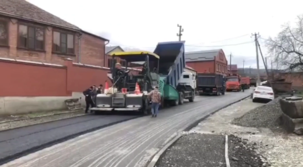 The second phase of major repairs to the Karabulak-Yandare highway has begun in the Nazran District.

The work is being carried out as part of the "Infrastructure for Life" national project initiated by the President of Russia.

Two-layer asphalt is being laid on a section of road over 11 kilometers long in the village of Yandare (Ordzhonikidze Street). Sidewalks are being constructed, shoulders are being reinforced, and barriers, bus stop shelters, traffic lights, road signs, and road markings are being installed.

This comprehensive renovation is aimed at improving road safety and comfort, as well as improving accessibility to the local communities.

The work is scheduled for completion ahead of schedule—by early May.